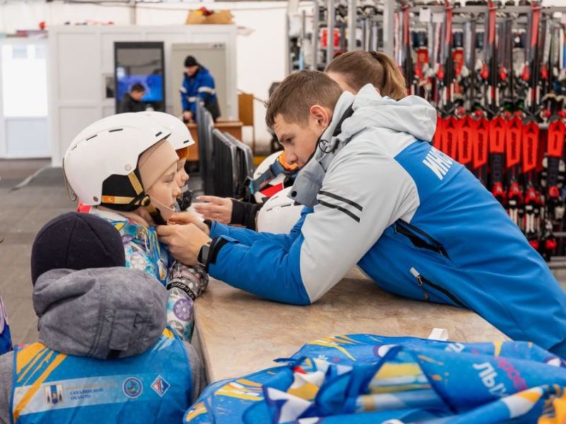 В ЮЖНО‑САХАЛИНСКЕ осваивают сноуборд в рамках социального проекта